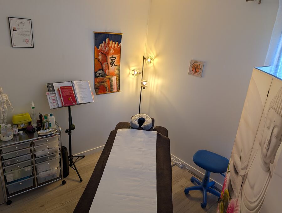 Salle de soin du cabinet, table d'acupuncture